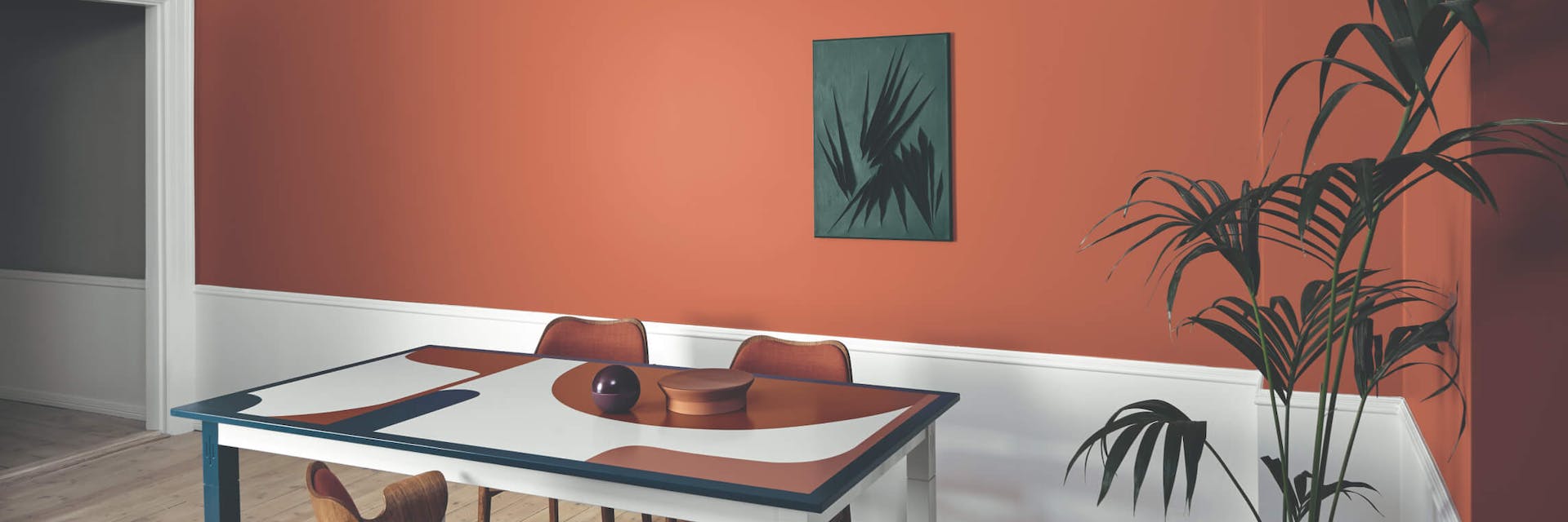 dining room with a vibrant terracotta wall 