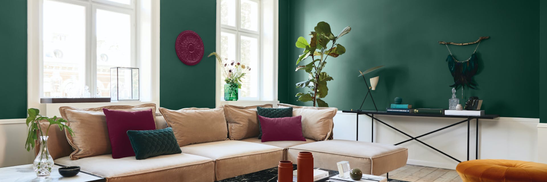 A green feature ceiling alongside green walls often looks refreshing.